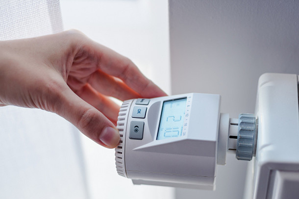 Heizungsthermostat wird eingestellt.