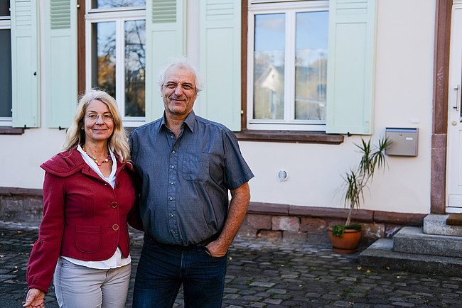 Praxistesterin Wiethaler mit ihrem Mann vor ihrem Haus