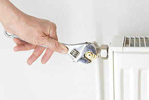 Heizung wird eingestellt Heizung Montage Einstellung Rohrzange