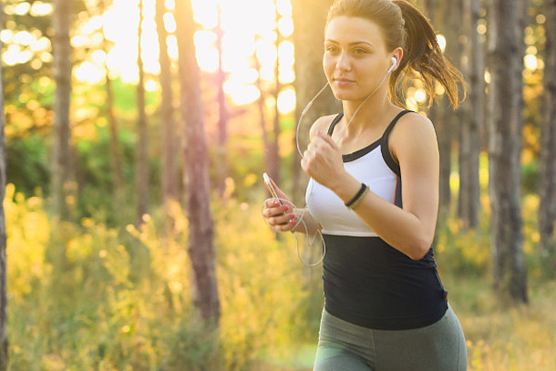 Junge Frau joggt im Wald.