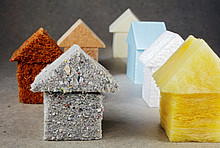 Häuschen aus verschiedenen Dämmstoffen