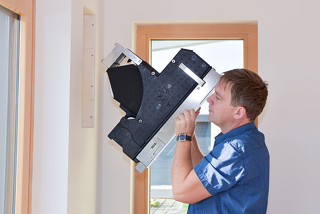 Praxistester Herr Roth montiert die neue Lüftung