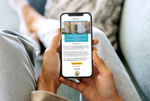 Person liest co2online-Newsletter auf dem Smartphone