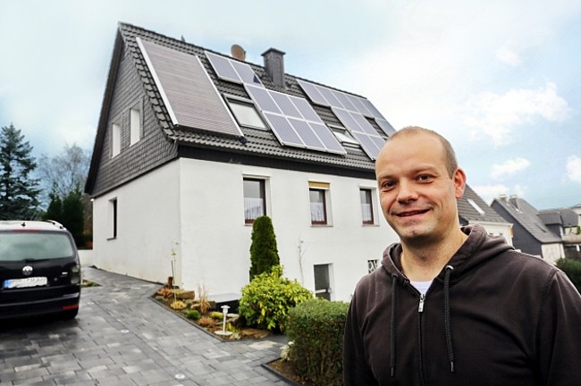 Thomas Funcke vor seinem Haus in Hagen