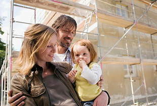 Familie vor Haus in Sanierung