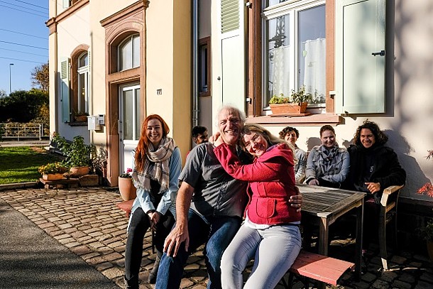 Familie Wiethaler vor ihrem Haus.