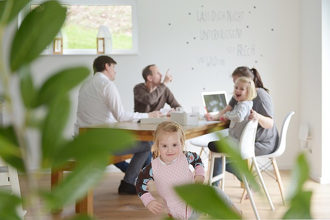 Familie Hopp am Tisch bei der Planung einer kontrollierten Lüftungsanlage.