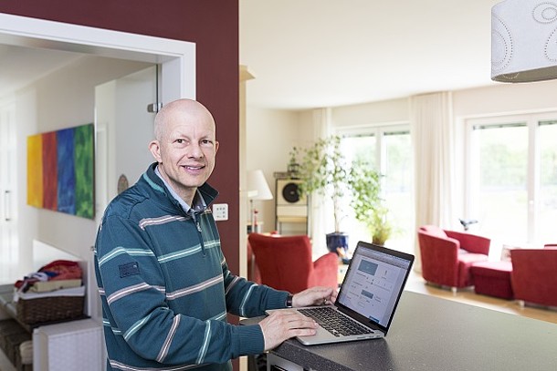 Herr Geber am Laptop.