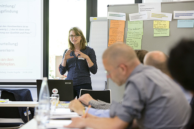 Frauke Rogalla in einem Workshop bei der Fachtagung „Wirksam sanieren für den Klimaschutz“.