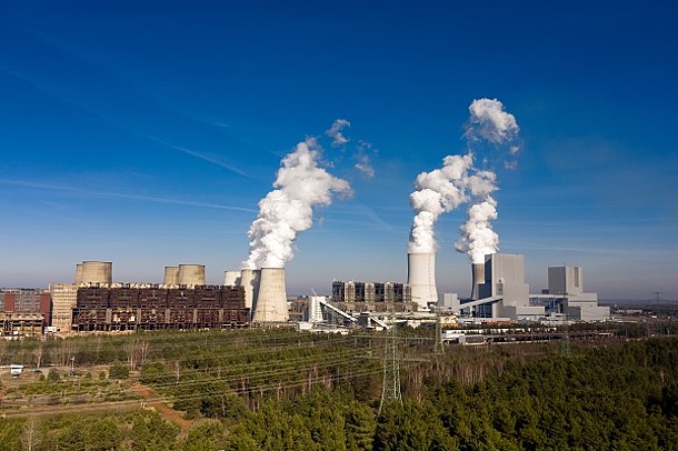 Braunkohle-Kraftwerk Boxberg in Sachsen: Wald, Stromleitungen, Kraftwerk mit Kühltürmen.