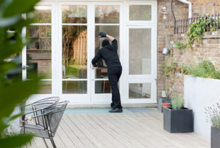 Einbrecher an der Terrassentür