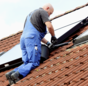 Handwerker schraubt Solarleitung ab.