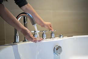 Wasser läuft in die Badewanne