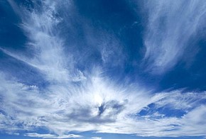 Blauer Himmel, Horizont, weiße Wolken