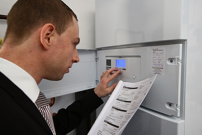 Bild 13: Neues Haus, neue Heizanlage – mit Solarthermie Andreas Nadke überprüft die Einstellungen der Heizanlage.