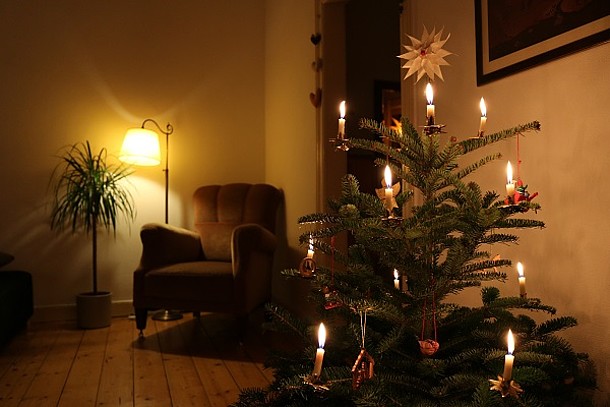 Weihnachtsbaum im Wohnzimmer.