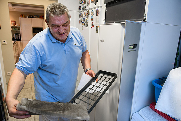 Praxistester Schroeter entfernt den Dreck aus den Lüftungsfiltern