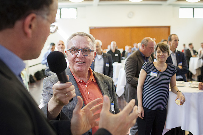 Moderator Günter D. Alt beim Open Space der Fachtagung „Wirksam sanieren für den Klimaschutz“.