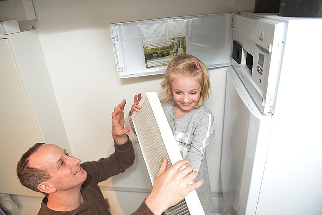 Markus Hopp und Tochter wechseln den Lüftungsilter.