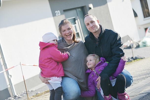 Familie Hopp vor ihrem Haus.