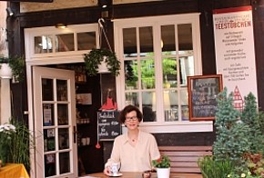 Jutta Gaeth vor ihrem Restaurant &amp; Café &quot;Teestübchen&quot;