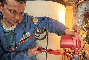 Heizungsfachmann ersetzt die alte Heizungspumpe