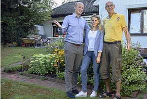 Praxistest Dämmung: Familie Meyer und ihr Handwerker im Garten