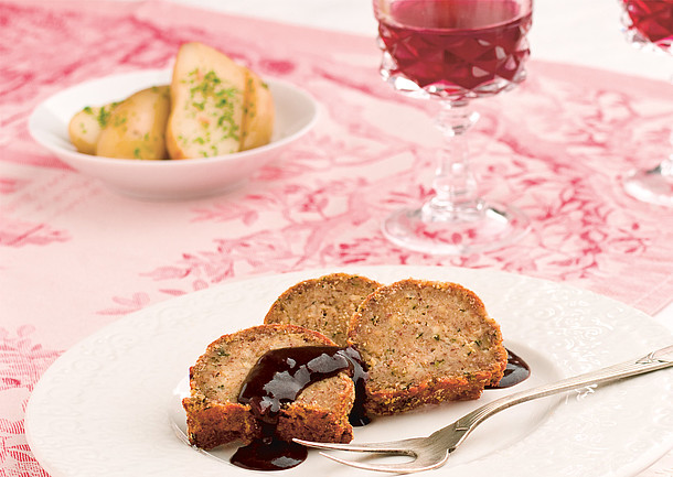 Festtagsmenü mit einem klimaschonendem Nussbraten, Petersilien-Kartoffeln und Rotkohl mit Rosinen und Himbeeressig.