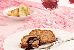 Festtagsmenü mit einem klimaschonendem Nussbraten, Petersilien-Kartoffeln und Rotkohl mit Rosinen und Himbeeressig.