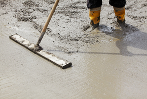 frischer Beton wird geglättet