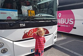 Reisebus und Kind