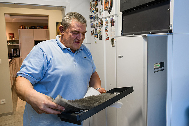 Praxistester Schroeter reinigt den Filter seiner Lüftungsanlage