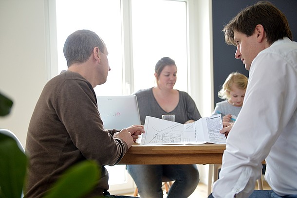 Familie Hopp beim Planen einer kontrollierten Wohnraumlüftung