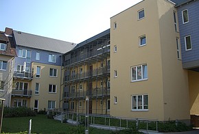 Großes Mehrfamilienhaus