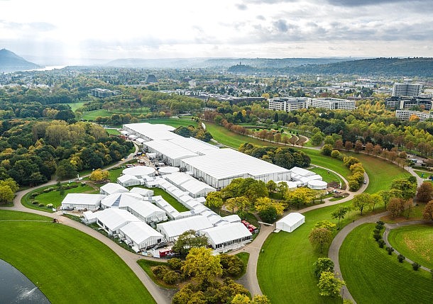 Luftaufnahme des COP23-Geländes in Bonn: temporäre weiße Gebäude im Rheinauenpark