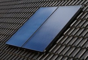 Flachkollektor für Solarthermie Flachkollektor für Solarthermie auf einem Dach mit dunklen Ziegeln