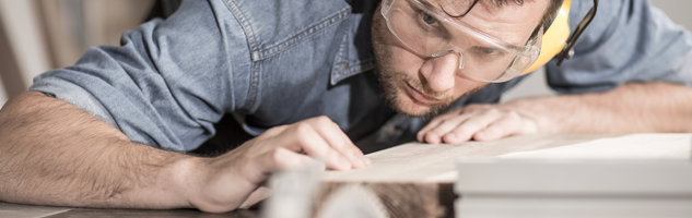 Handwerker bei der Arbeit - Symbolbild für die co2online Themenwelt Modernisieren und Bauen